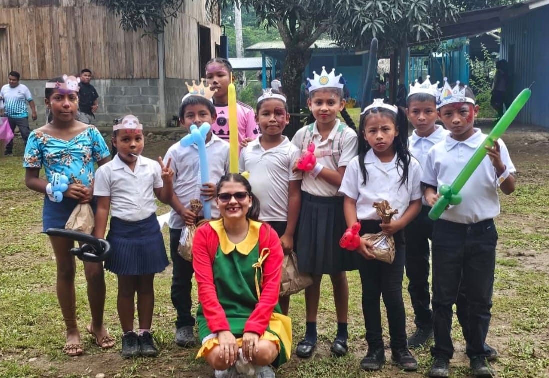Niños y niñas en una actividad educativa y comunitaria