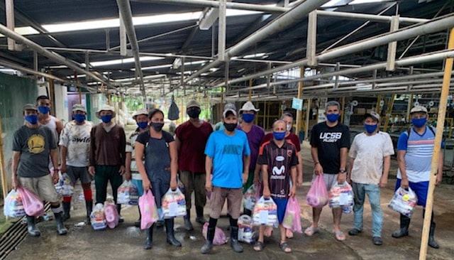 Colaboradores recibiendo útiles escolares