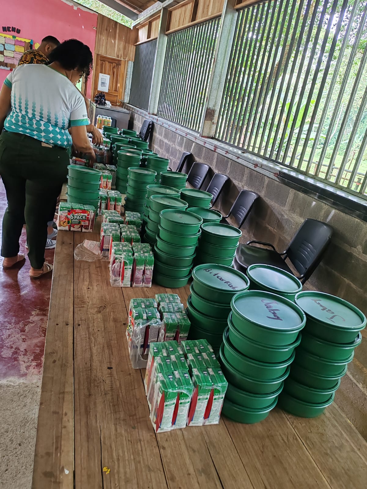 Preparación de materiales para una jornada solidaria