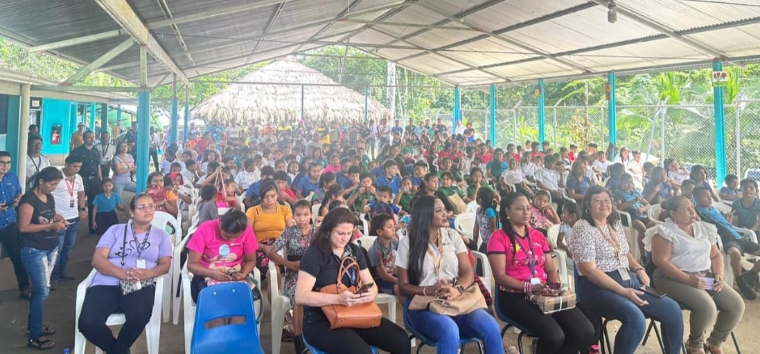Encuentro comunitario con participación amplia de familias