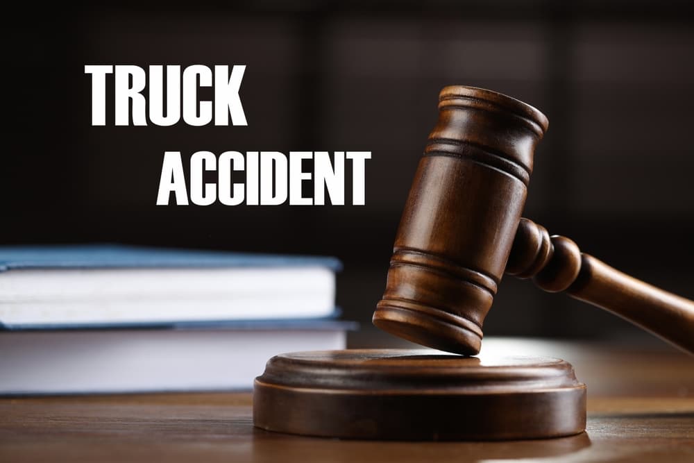 Truck accident law. A wooden judge's gavel rests on a table beside legal books, symbolizing justice and legal proceedings in trucking accident cases.